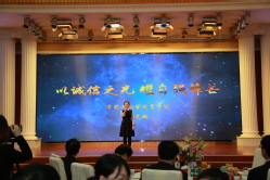牟文翰代表“自强之星”“诚信之星”发表感言 牟文翰代表“自强之星”“诚信之星”发表感言