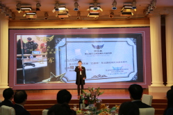 陈九利代表获奖同学发表感言 陈九利代表获奖同学发表感言