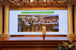 万里晴代表“最美志愿者”发表感言 万里晴代表“最美志愿者”发表感言